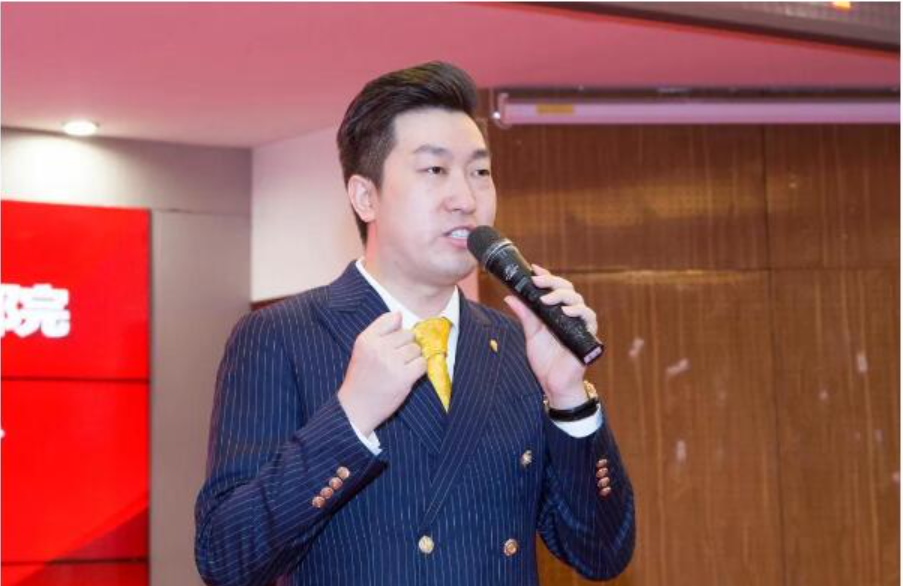 他初中辍学，却靠教别人赚钱成亿万富翁，他是真大师还是骗子？ 第3张