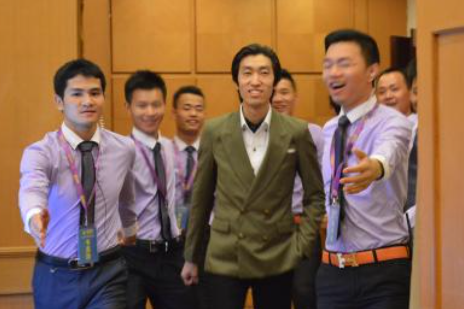他初中辍学，却靠教别人赚钱成亿万富翁，他是真大师还是骗子？ 第11张