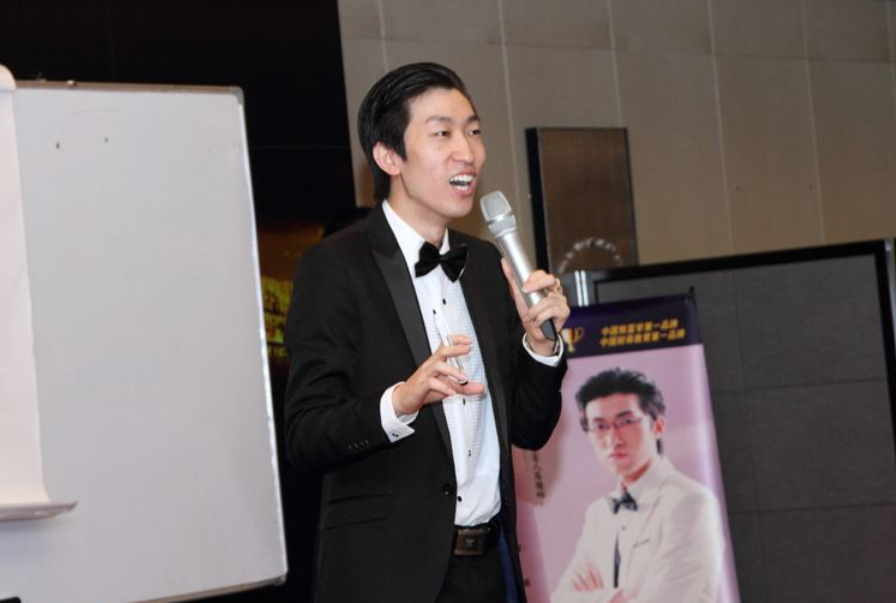 他初中辍学，却靠教别人赚钱成亿万富翁，他是真大师还是骗子？ 第13张