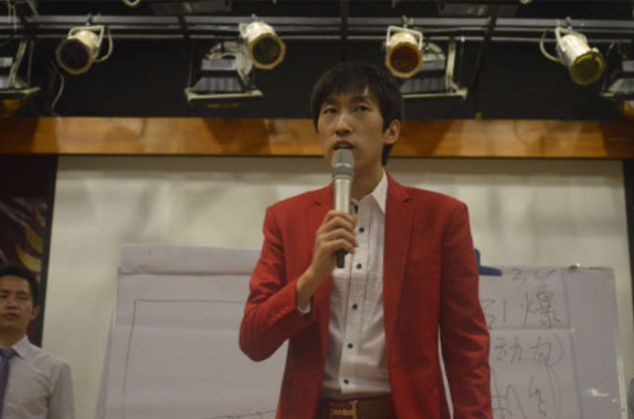 他初中辍学，却靠教别人赚钱成亿万富翁，他是真大师还是骗子？ 第15张