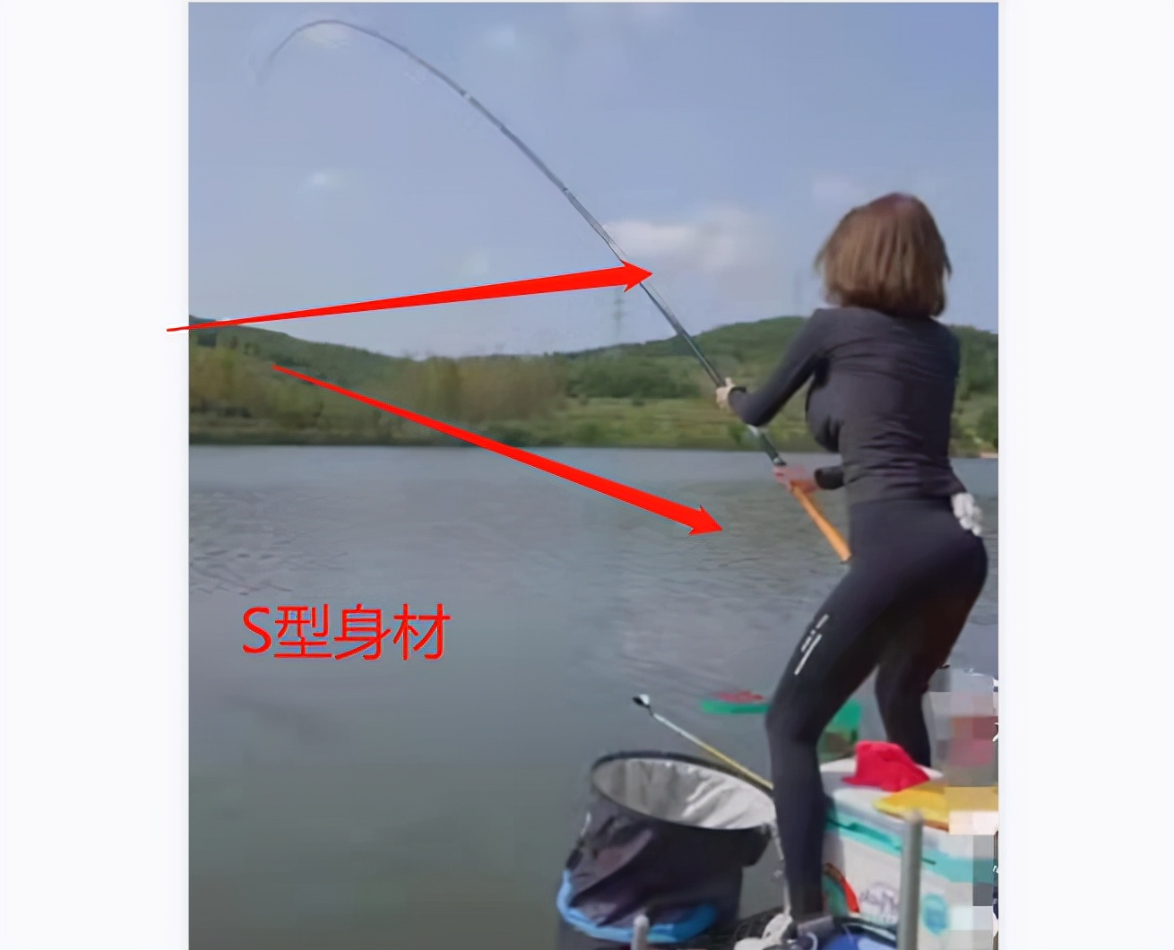 聂小雨“S姿势”钓鱼，邓刚直呼“伤腰”，秀身材？蹭流量？ 第3张