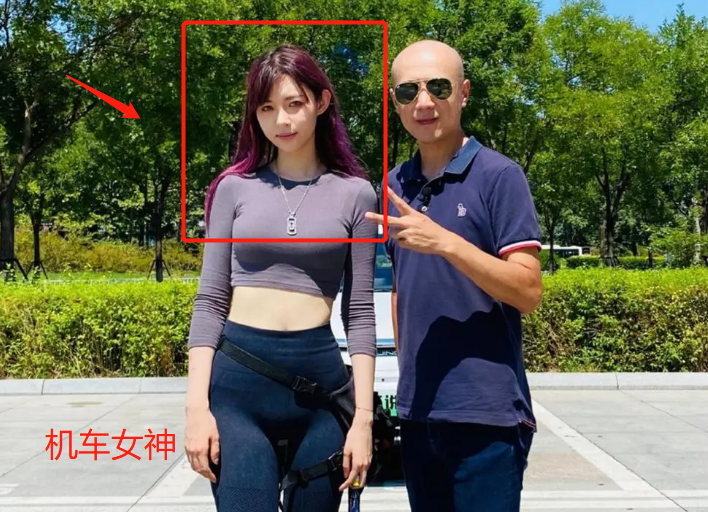 聂小雨“S姿势”钓鱼，邓刚直呼“伤腰”，秀身材？蹭流量？ 第13张