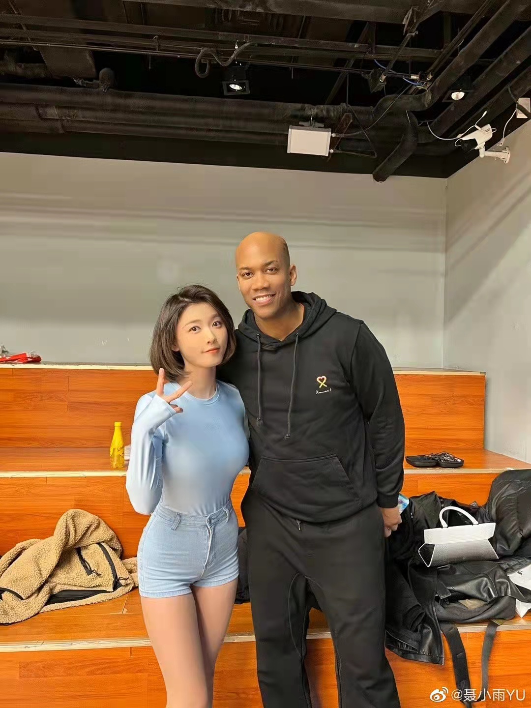 马布里和美女网红聂小雨拍视频！马政委说：中国是我的第二家乡 第1张