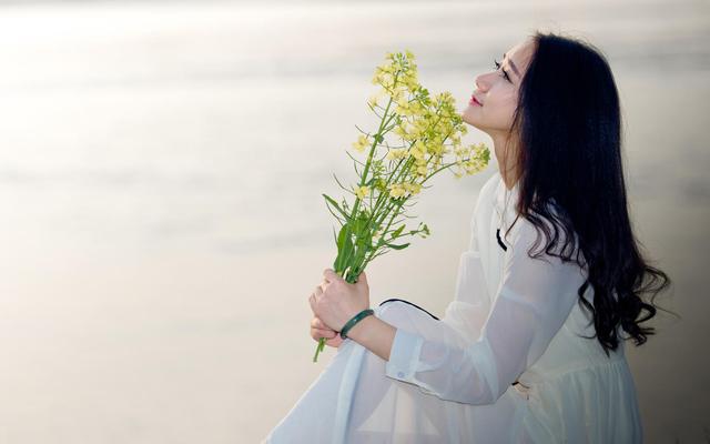 形容一个女人的气质的句子（女人气质脱俗的唯美说说） 第5张
