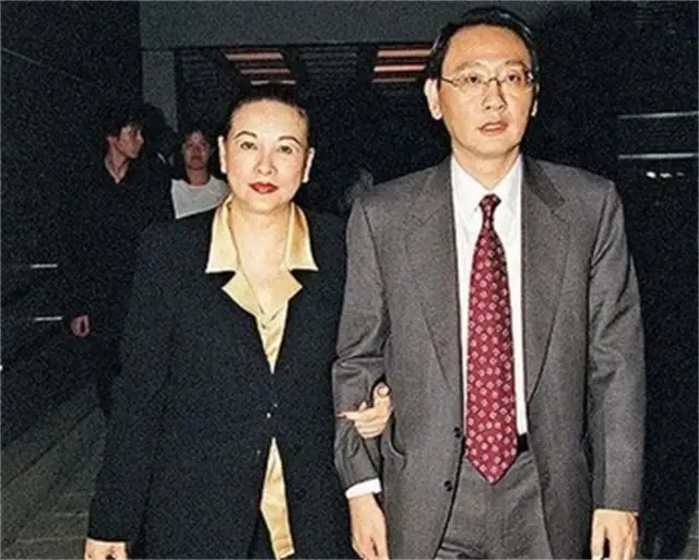 寒门出身，他卖窗帘、开发房地产，身价百亿，却在56岁去世 第11张
