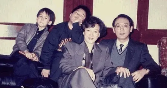 寒门出身，他卖窗帘、开发房地产，身价百亿，却在56岁去世 第21张