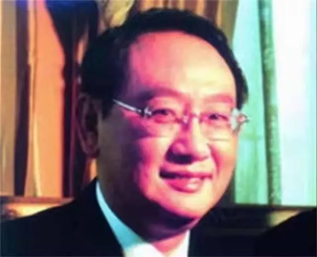 寒门出身，他卖窗帘、开发房地产，身价百亿，却在56岁去世 第27张