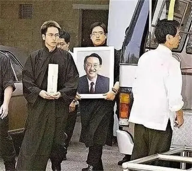 寒门出身，他卖窗帘、开发房地产，身价百亿，却在56岁去世 第37张