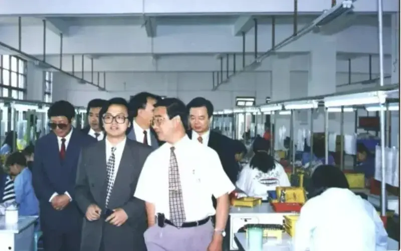 最励志！家底3间破瓦房、差点辍学，他今身家千亿当中国制造王牌 第7张