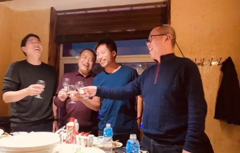陪领导参加饭局被劝酒，缺心眼说“不喝”，老油条这3招才叫高明 第1张