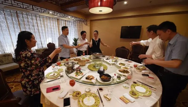 陪领导参加饭局被劝酒，缺心眼说“不喝”，老油条这3招才叫高明 第7张