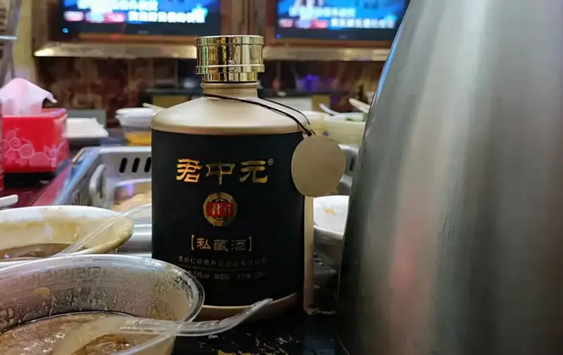 陪领导参加饭局被劝酒，缺心眼说“不喝”，老油条这3招才叫高明 第11张