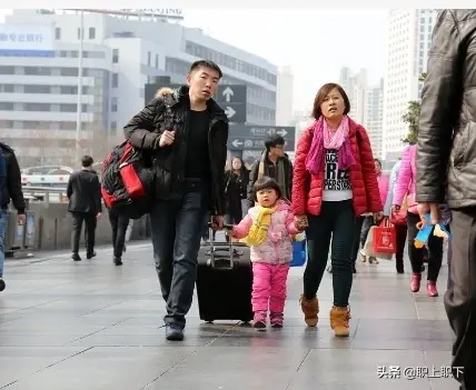 青壮年返乡过年成为隆重的仪式，但改变不了农村老人惨淡的晚景 第3张
