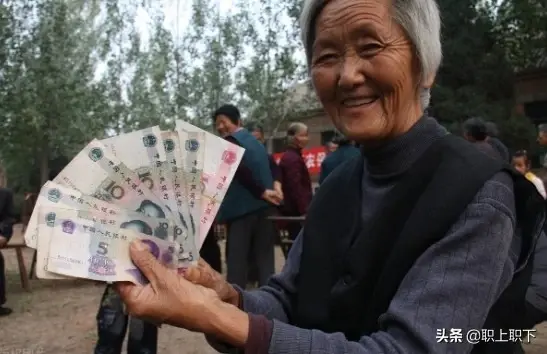 青壮年返乡过年成为隆重的仪式，但改变不了农村老人惨淡的晚景 第9张