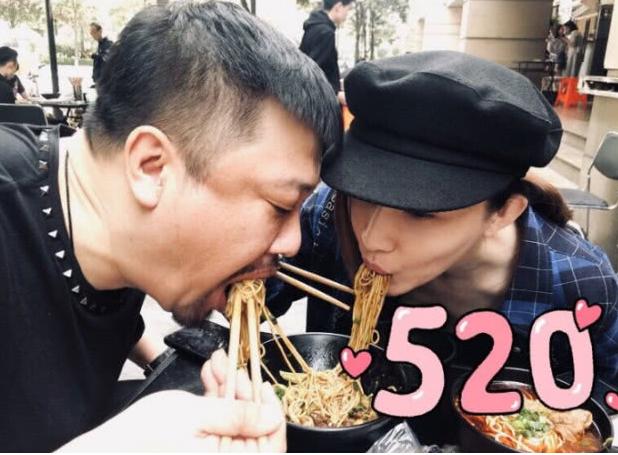 贾冰娇妻近照曝光，夫妻同框被指“父女”，网友：老牛吃嫩草 第9张