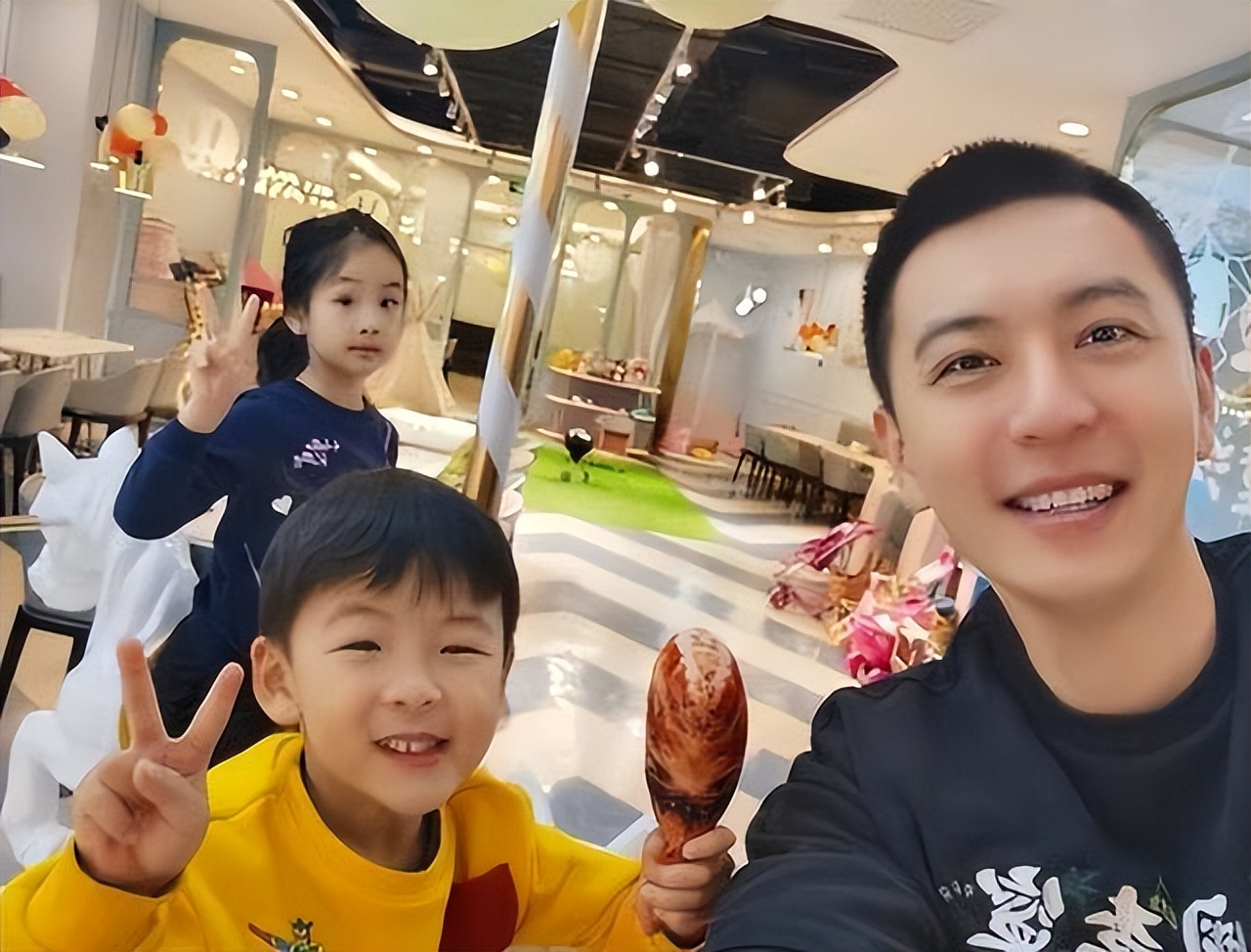 杨鸣夺冠后就回家带娃！娇妻体制内工作罕见亮相，颜值身材太完美 第1张