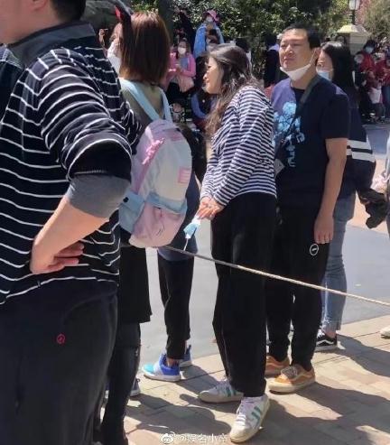 梅婷与大11岁老公合体现身，素颜显憔悴老态，与老公恩爱依旧 第13张
