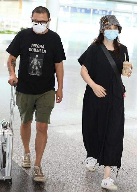 梅婷与大11岁老公合体现身，素颜显憔悴老态，与老公恩爱依旧 第1张
