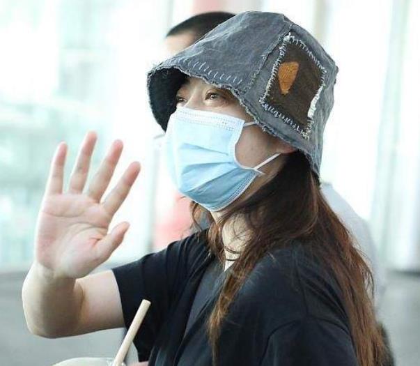 梅婷与大11岁老公合体现身，素颜显憔悴老态，与老公恩爱依旧 第3张