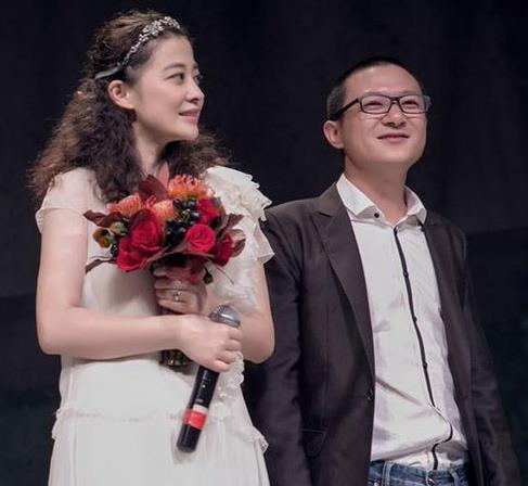 梅婷与大11岁老公合体现身，素颜显憔悴老态，与老公恩爱依旧 第9张