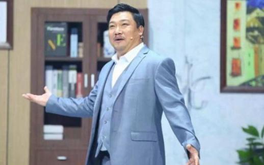 贾冰娇妻近照曝光，夫妻同框被指“父女”，网友：老牛吃嫩草 第1张