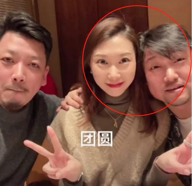 贾冰娇妻近照曝光，夫妻同框被指“父女”，网友：老牛吃嫩草 第3张