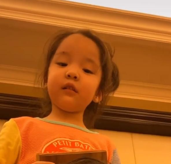 贾冰娇妻近照曝光，夫妻同框被指“父女”，网友：老牛吃嫩草 第11张