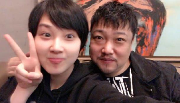 贾冰娇妻近照曝光，夫妻同框被指“父女”，网友：老牛吃嫩草 第13张