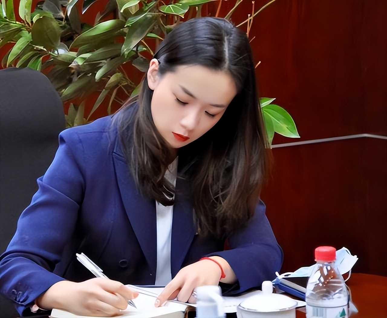 杨鸣夺冠后就回家带娃！娇妻体制内工作罕见亮相，颜值身材太完美 第5张