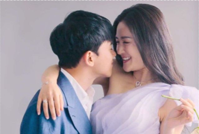 媒体曝谢娜深夜发文官宣离婚，她本人和老公张杰均未发声 第3张