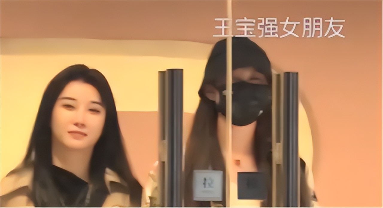王宝强女友冯清被曝骗婚后，近况曝光，和闺蜜出门逛街懂得避嫌 第1张