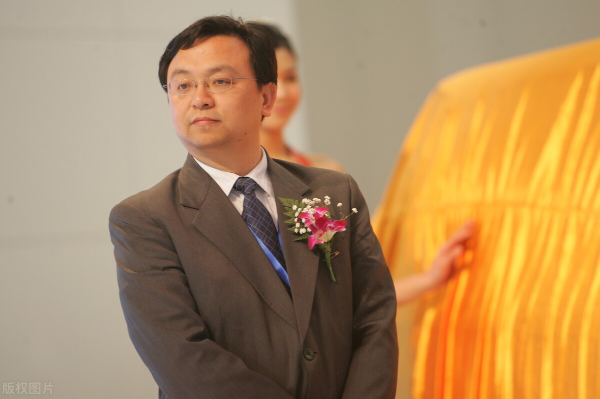 从小失去双亲，成功逆袭为汽车首富，如今坐拥3000亿商业帝国 第11张