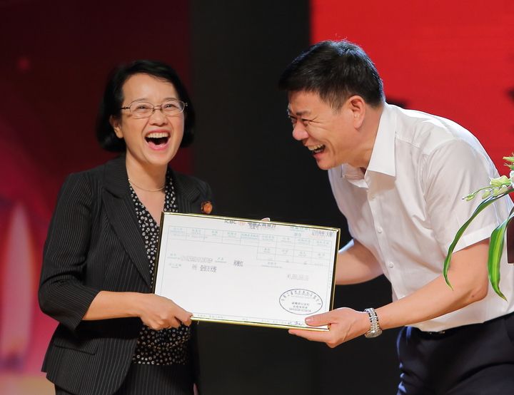 他是我国首位世界首富，公司市值曾是苹果6倍，如今身价320亿 第1张