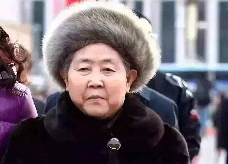 大儿子建烂尾楼，小儿子差点砸了招牌，不上市的老干妈被坑惨了 第1张