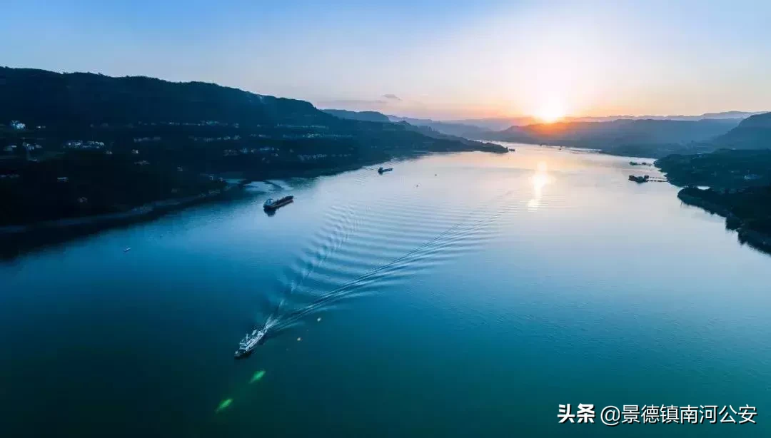 关于爱国的诗句古诗（爱国情怀的诗句） 第13张