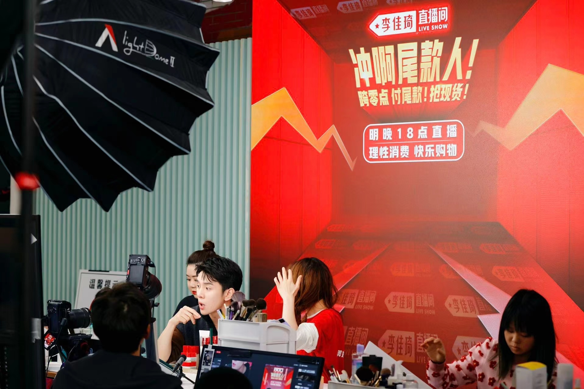 2021年度特写 | 李佳琦“出走”李佳琦：他能做直播电商“守望者”吗？ 第1张