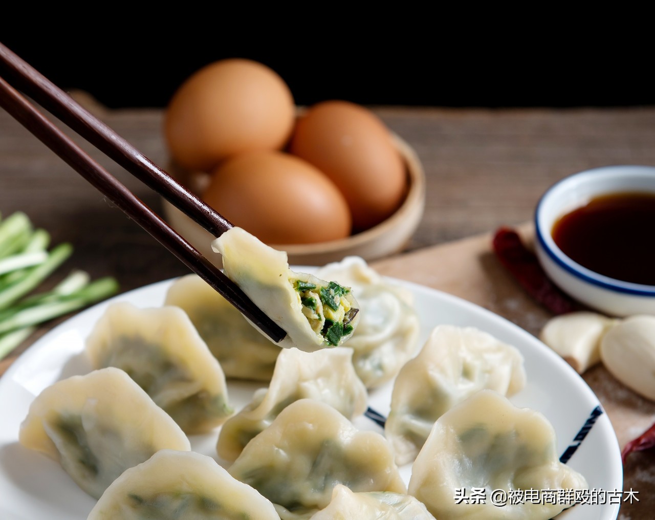 摘草莓顺便“割韭菜” 昌平大棚流行“红配绿”|韭菜|草莓|大棚_新浪新闻