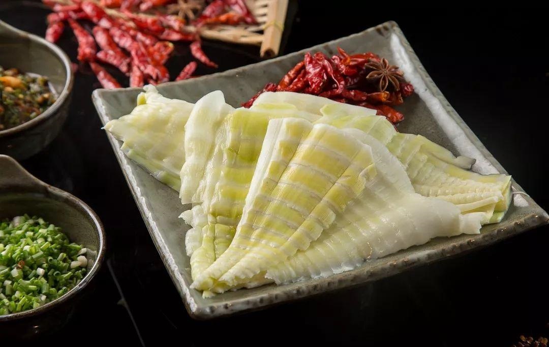 这家旋转小火锅的老板深谙生意之道，月赚20万！看他是怎么做的 第1张