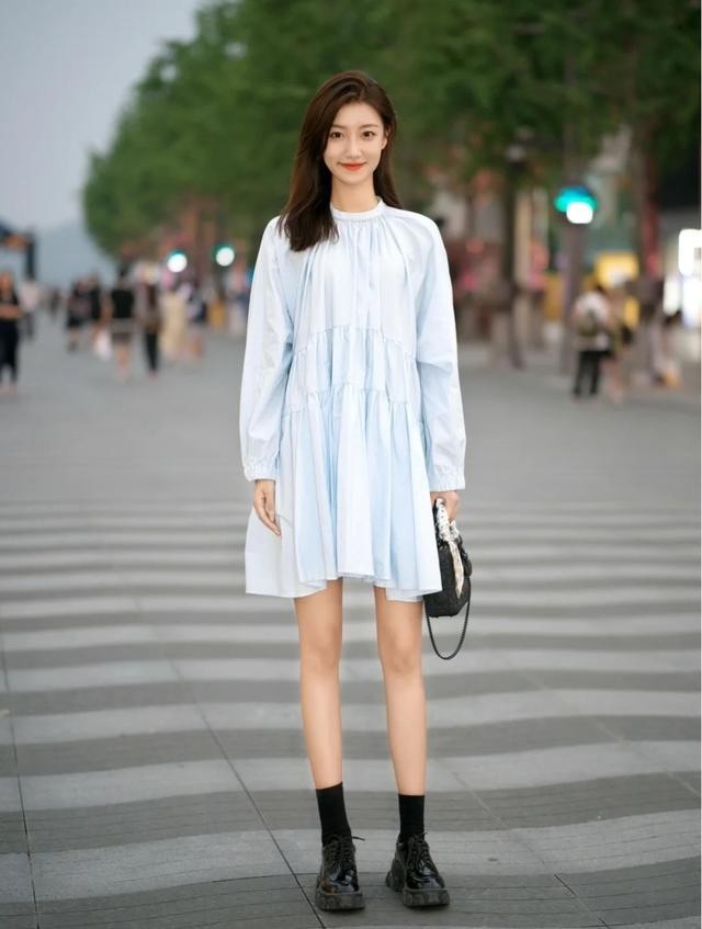 先别急着穿针织衫，现在流行这“3款单品”，换季照着穿太美了 第13张