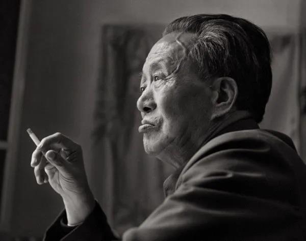 艾青的诗歌大全简单（艾青的现代诗歌鉴赏） 第1张