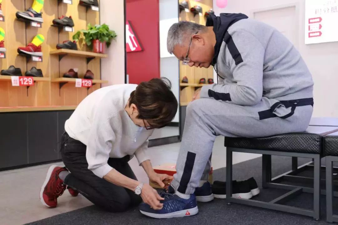 39岁创业亏掉3000万，他亲手摸遍老人脚，一年卖出2000万双鞋 第1张