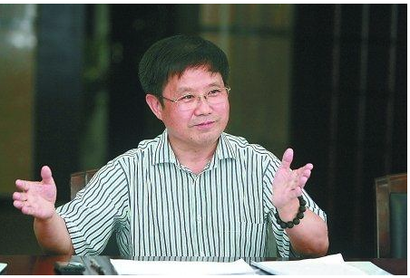 从乡村教师到广西首富，他46岁卖房创业，身价半年涨了1000亿 第1张