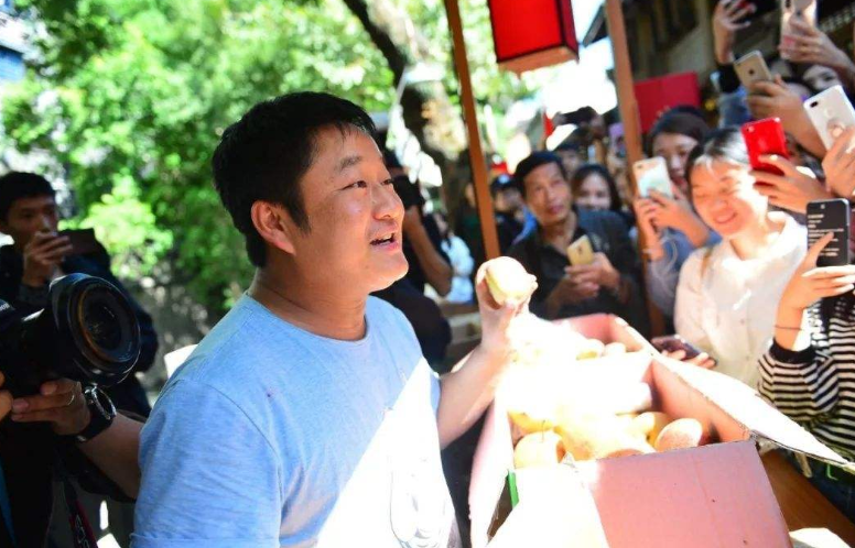 还记得"丽江石榴哥"吗？2年前他突然爆红网络，现在怎么样了？ 第9张