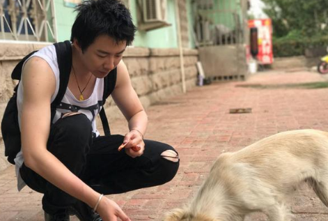 四岁父亲早逝，做过厨师摆过地摊，刘宇宁的成名路太艰辛 第9张