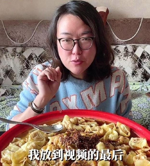 网红浪胃仙性别引争议，知情人曝其是男生，并透露他能吃下二三十人的饭量 第3张