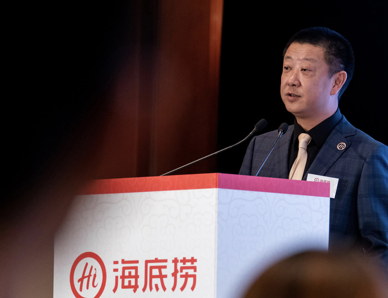 失去新加坡首富头衔，身价跌至867亿，海底捞疯狂开店策略对吗？ 第1张