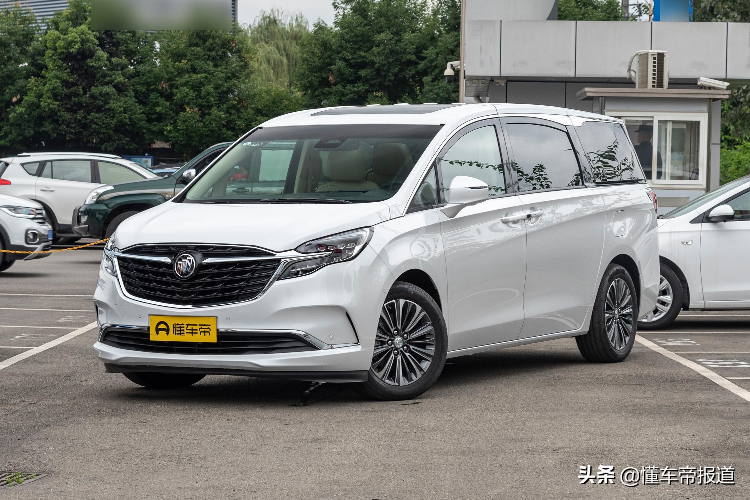 新车 | 前脸全面“大嘴化”，曝新款别克GL8陆上公务舱、ES陆尊实车 第5张