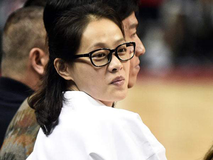刘翔与34岁妻子罕见露面，吴莎发型个性纹身抢镜，身材不输葛天 第17张
