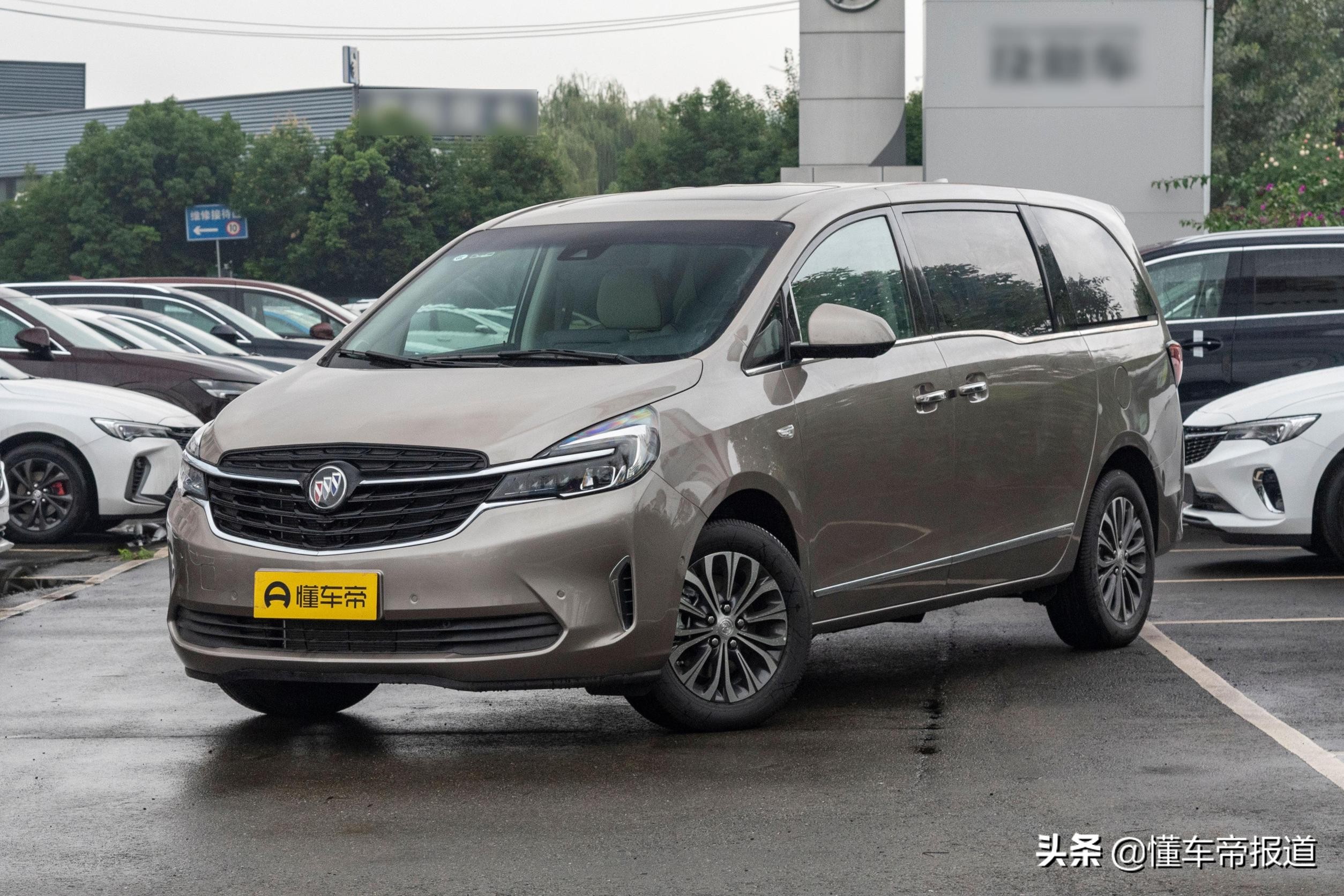 新车 | 前脸全面“大嘴化”，曝新款别克GL8陆上公务舱、ES陆尊实车 第13张