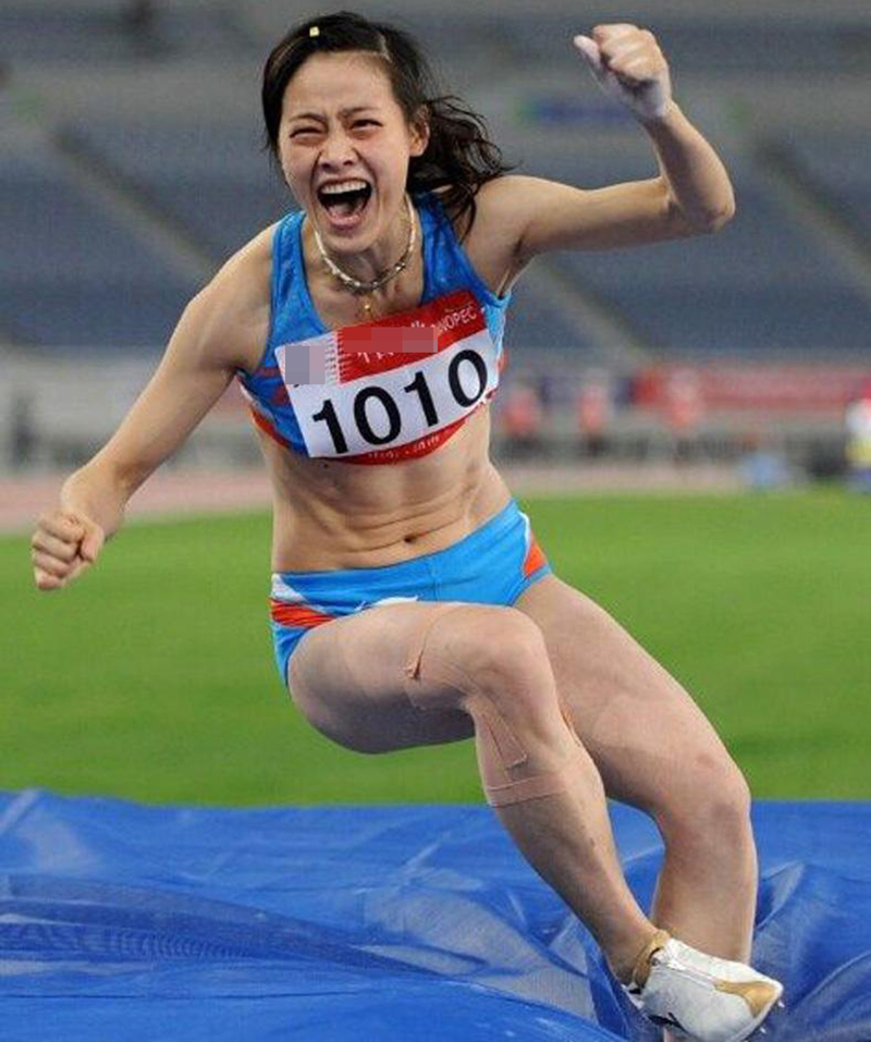 刘翔与34岁妻子罕见露面，吴莎发型个性纹身抢镜，身材不输葛天 第23张